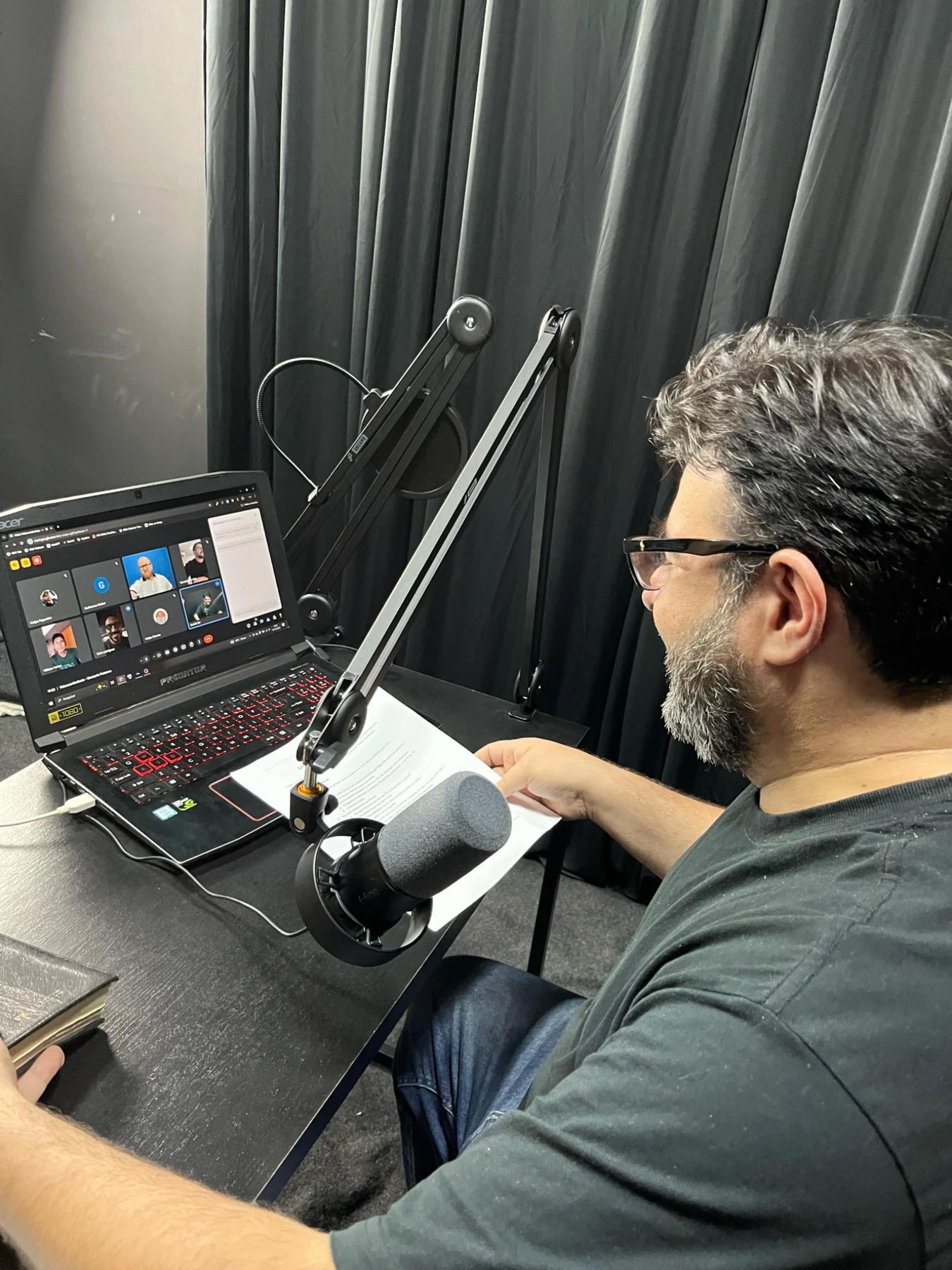 Mentor conduz uma reunião online diante de um computador.