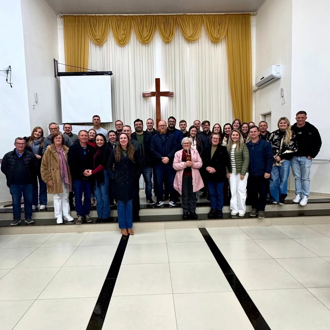 Participantes reunidos em uma igreja, em registro da atuação da Converge Brasil.